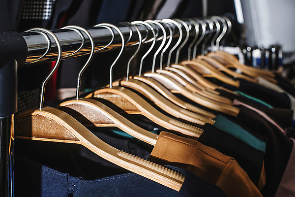 포토 JPG 해외이미지 드레스 옷 남자 셔츠 매달리기 종류 사람없음 내부 쇼핑 유행 세일 상점 직물 면 시장 옷걸이 소매 신발장 줄서기 해외202004 해외포토 상의 모션 사람 파일형식 이미지허브