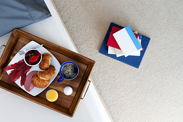 포토 JPG 해외이미지 열매 커피 음료 음식 빵 오렌지 과일 아침 휴식 쟁반 육류 돼지고기 취미 사람없음 목재 책 쌓기 요식업 계란 여러개 주스 카펫 침실 침대 아침식사 두루마리 읽기 햄 문학 서빙 머리위 베이컨 삶기 해외202004 해외포토 주간 나무 식물 산업 가구 다수 컨셉 식재료 재료 모션 알 식사 파일형식 이미지허브