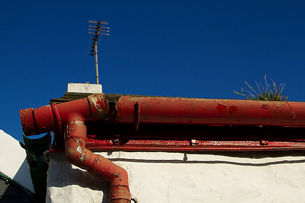 포토 JPG 해외이미지 하늘 사람없음 빨간색 파란색 페인트 손상 배수구 깨짐 해외202004 해외포토 컬러 컨셉 파일형식 이미지허브