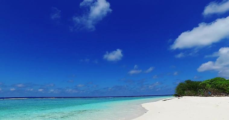 포토 JPG 해외이미지 구름 모래 바다 섬 자연 하늘 휴가 풍경 세명 물 여름 파란색 모래사장 맑음 흰색 모래언덕 석호 몰디브 터키석 파라다이스 해외202004 해외포토 자연요소 계절 아시아 컬러 날씨 사람 보석 언덕 생태계 파일형식 이미지허브