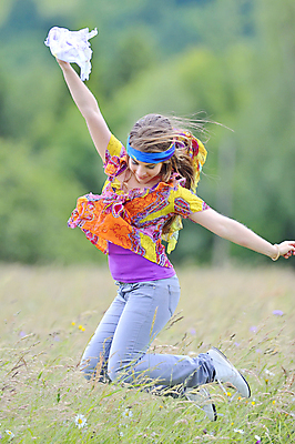 포토 JPG 해외이미지 모델 공원 여자 행복 모션 맨발 자연 갈색머리 한명 미소 사람 야외 초록색 여름 점프 봄 기쁨 가을 화려 장면 내추럴 벌거벗은 양발 스타일 해외202004 해외포토 1 헤어스타일 계절 공공시설 감정 컬러 컨셉 발 표정 생태계 파일형식 이미지허브
