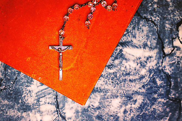 포토 JPG 해외이미지 교육 기독교 종교 종이 백그라운드 컨셉 십자가 목걸이 학교 탁자 사랑 사람없음 책 교회 우주 믿음 성경 회색 천주교 수확 기도 시골 예수 영혼 은색 집중 심볼 오브젝트 사인 복고 페이지 신성 묵주 숭배 신앙심 옛날 장학금 해외202004 해외포토 감정 컬러 가구 농업 장신구 종교용품 종교건축 건물 신_종교 파일형식 지원금 이미지허브