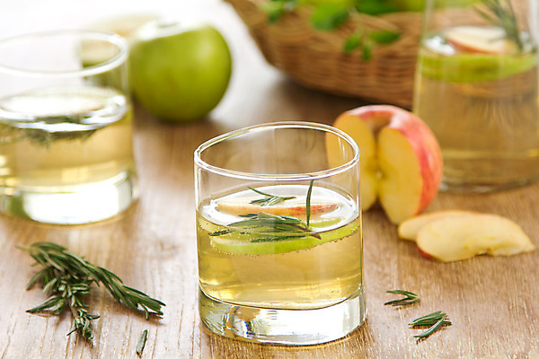 포토 JPG 해외이미지 음료 음식 과일 디저트 건강 사람없음 빨간색 초록색 여름 소풍 갈색 파티 주스 봄 칵테일 달콤 맛 사과 설탕 민트 허브 아로마 로즈메리 소다 스무디 해외202004 해외포토 식물 계절 컬러 컨셉 주류 이벤트 야외활동 파일형식 이미지허브