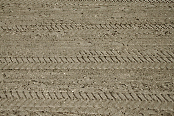 포토 JPG 해외이미지 길 선 모래 여행 백그라운드 사람없음 야외 모래사장 산책 사막 탐험 인쇄 발자국 방향 질감 트랙 단계 루트 방법 선로 자취 해외202004 해외포토 바다 자국 휴식 파일형식 이미지허브