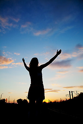 포토 JPG 해외이미지 백인 1 라이프스타일 여자 행복 감정 실루엣 종교 무기 하늘 성공 관리 한명 서기 사람 파란색 일몰 기쁨 자유 기도 표현 저녁 오르기 열정 숭배 카피스페이스 해외202004 해외포토 서양인 컬러 컨셉 모션 촬영기법 생활 노을 공백 야간 파일형식 이미지허브