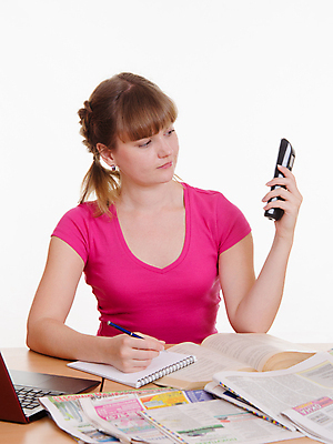 포토 JPG 해외이미지 탁자 프레임 한명 스마트폰 펜 노란색 공책 업무 신문 발사 실업 종업원 서비스 검색 옵션 주부 언론 뭉치 고용 임대 필요 해외202004 해외포토 직업 1 컬러 가구 컨셉 비즈니스 문구용품 사람 간행물 경제 핸드폰 스마트기기 필기구 구직 작업 뉴스 채용 파일형식 이미지허브