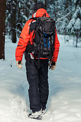 포토 JPG 해외이미지 주간 전신 라이프스타일 남자 겨울 배낭 산 한명 서기 풍경 성인 야외 뒷모습 여행객 얼음 등산 트래킹 하이킹 추위 숲 백패커 하이커 눈내림 성인남자한명만 설산 해외202004 해외포토 자연요소 1 계절 뷰포인트 여행 가방 모션 레저 눈_날씨 사람 생활 남자한명만 성인남자만 파일형식 이미지허브