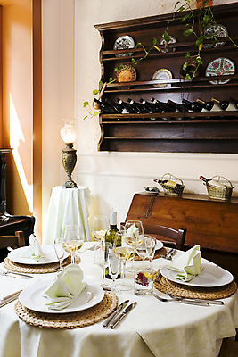 포토 JPG 해외이미지 접시 꽃 안경 음료 탁자 사람없음 야외 아웃포커스 가로 식당 와인 와인병 냅킨 해외202004 해외포토 식물 식기 잡화 가구 병_용기 주류 촬영기법 상점 파일형식 이미지허브