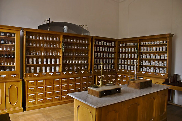 포토 JPG 해외이미지 모양 교육 과학 교실 학교 유리 표면 병원 실험 사람없음 약 반사 방 독약 액체 중세 실험실 냄비 위험 찬장 약국 오브젝트 복고 생물학 비커 유리그릇 수납 물약 조제 세르비아 옛날 화학물질 해외202004 해외포토 그릇 가구 컨셉 의학 재질 실험기구 화학 역사 솥 만들기 파일형식 이미지허브