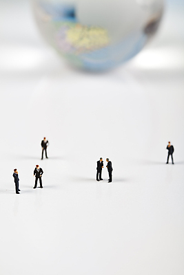 포토 JPG 해외이미지 회의 실내 대화 협상 사람없음 아웃포커스 금융 지구본 글로벌비즈니스 비즈니스맨 토론 흰배경 금융비즈니스 인물미니어처 해외202004 해외포토 남자 백그라운드 비즈니스 촬영기법 말하기 내부 경제 글로벌 미니어처 흰색 직장인 파일형식 이미지허브