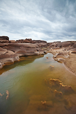 포토 JPG 해외이미지 아시아 여행 태국 자연 하늘 건조 풍경 사람없음 야외 물 여름 강 골짜기 계곡 놀람 바위 뜨거움 구멍 개울 동굴 큼 땅 운하 내추럴 깊이 옛날 지질학 해외202004 해외포토 자연요소 계절 교육 감정 나라 표정 돌_바위 크기 생태계 파일형식 이미지허브