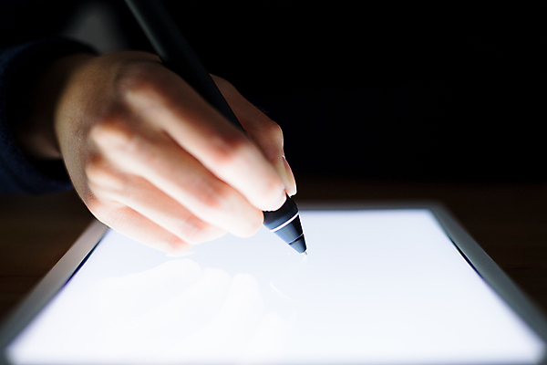 포토 JPG 해외이미지 손 들기 아웃포커스 신체부위 태블릿 어둠 그리기 태블릿펜 해외202004 해외포토 모션 촬영기법 사람 전자제품 스마트기기 펜 파일형식 이미지허브