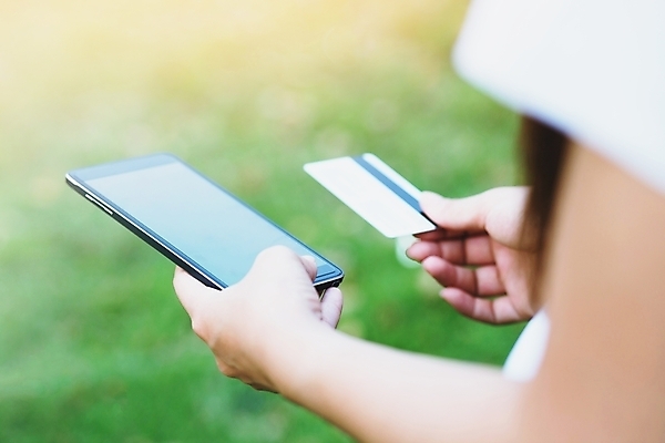 포토 JPG 해외이미지 학생 라이프스타일 손 공원 여자 남자 행복 백그라운드 비즈니스 통신 명함 성공 모바일 주택 세포 동양인 성인 사람없음 스마트폰 핸드폰 상점 공백 잡기 비즈니스우먼 신용카드 닫기 구매 스마트 상업 결제 온라인 인출 해외202004 해외포토 공공시설 감정 컨셉 모션 사람 인종 건물 생활 신체부위 금융 전자제품 스마트기기 쇼핑 직장인 파일형식 이미지허브