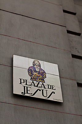 포토 JPG 해외이미지 종교 도로 벽 거리 미술 사람없음 도시 예수 센터 도심 사인 그림 정사각형 광장 마드리드 해외202004 해외포토 도형 길 교통시설 문화예술 신_종교 파일형식 이미지허브