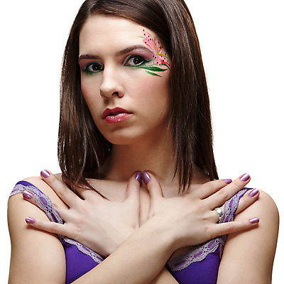 포토 JPG 해외이미지 백인 모델 1 라이프스타일 손 응시 여자 꽃잎 꽃 유럽 얼굴 손가락 갈색머리 한명 사람 초록색 유행 흰색 못 손톱 제비꽃 고립 바디페인팅 이국적 스타일 해외202004 해외포토 서양인 식물 헤어스타일 시선 나라 컬러 생활 신체부위 공구 파일형식 이미지허브