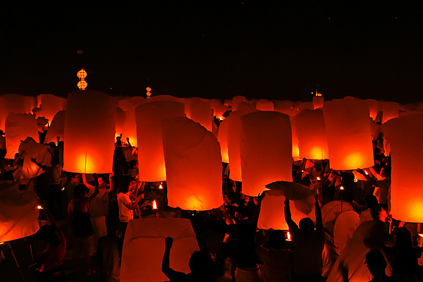 포토 JPG 해외이미지 사람 여러명 야외 빛 군중 야간 풍등 풍등날리기 풍등놀이 풍등행사 풍등축제 해외202004 해외포토 자연요소 다수 놀이 조명 이벤트 등축제 파일형식 이미지허브