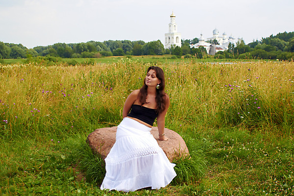 포토 JPG 해외이미지 구름 드레스 계절 공원 여자 꽃 행복 생각 밭 자연 추상 한명 미소 사람 앉기 야외 책 초록색 여름 태양 유행 바위 흰색 내추럴 해외202004 해외포토 자연요소 식물 1 옷 공공시설 감정 컬러 무늬 농업 모션 표정 돌_바위 생태계 파일형식 이미지허브