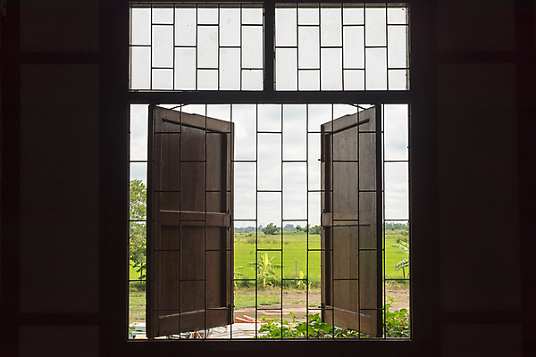 포토 JPG 해외이미지 나무 디자인 응시 벽 백그라운드 밭 창문 자연 하늘 바닥 주택 프레임 실내 풍경 사람없음 야외 내부 목재 초록색 여름 햇빛 태양 봄 방 흰색 시골 오픈 리빙 해외202004 해외포토 자연요소 식물 시선 계절 컬러 농업 재료 건물 생태계 파일형식 이미지허브