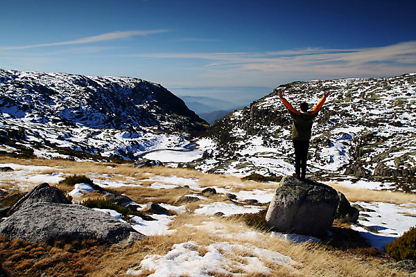 포토 JPG 해외이미지 계절 도로 여행 겨울 자연 하늘 스키 산 주택 풍경 경사 사람없음 파란색 울타리 얼음 하이킹 추위 흰색 신선 가루 언덕 암초 웅장함 절정 해외202004 해외포토 자연요소 길 컬러 교통시설 레저 겨울스포츠 건물 담장 생태계 파일형식 이미지허브