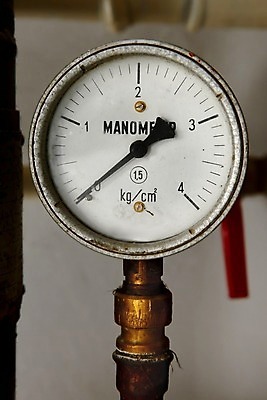 포토 JPG 해외이미지 산업 사람없음 금속 검은색 어둠 힘 기계 흐름 에너지 기구 저수지 얼룩 바 닫기 컨테이너 묘사 측정 오브젝트 부식 눈금 탱크 가스 튜브 다이얼 게이지 그런지 압력 옛날 해외202004 해외포토 컬러 컨셉 모션 재질 파일형식 이미지허브