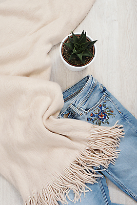 포토 JPG 해외이미지 디자인 응시 옷 여자 여행 백그라운드 컨셉 겨울 꽃무늬 장신구 새로움 따뜻함 사람없음 쇼핑 세트 선글라스 유행 세일 상점 목도리 봄 가을 흰색 청바지 화려 플랫 우아함 구매 냄비 정상 수집 오브젝트 위치 모음 스타일 힙스터 해외202004 해외포토 시선 잡화 계절 패션 꽃 안경 컬러 무늬 바지 사람 솥 파일형식 이미지허브