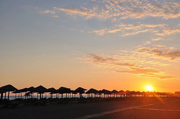 포토 JPG 해외이미지 라이프스타일 모래 바다 여행 우산 자연 하늘 휴가 휴식 사람 사람없음 야외 물 여름 햇빛 태양 맑음 일몰 휴양지 해외202004 해외포토 자연요소 계절 컨셉 날씨 생활 노을 장소 생태계 파일형식 이미지허브
