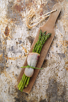포토 JPG 해외이미지 실내 사람없음 아스파라거스 매듭 나무도마 말이 황새치 나무배경 해외202004 해외포토 백그라운드 채소 도마 내부 목재 파일형식 새치 이미지허브