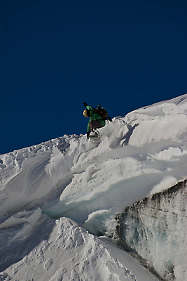 포토 JPG 해외이미지 남자 여행 이동 자연 하늘 휴식 산 한명 사람 풍경 경사 야외 초록색 빛 평화 얼음 침묵 기쁨 회색 자유 흰색 오픈 황무지 고독 위험 가루 심플 지역 암초 선로 운동가 해외202004 해외포토 자연요소 1 감정 컬러 컨셉 소리 생태계 파일형식 이미지허브