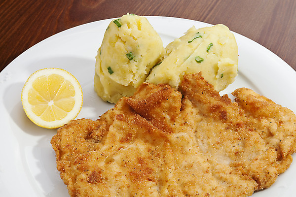 포토 JPG 해외이미지 접시 유럽 음식 조각 채소 오이 감자 파슬리 육류 돼지고기 스테이크 요리 사람없음 초록색 갈색 식사 저녁식사 치킨 샐러드 튀김 흰색 신선 오스트리아 닫기 상추 자르기 굽기 레몬 허브 후추 점심식사 빵가루 송아지고기 해외202004 해외포토 식물 식기 나라 컬러 과일 식재료 모션 서양음식 구이 향신료 닭고기요리 파일형식 이미지허브