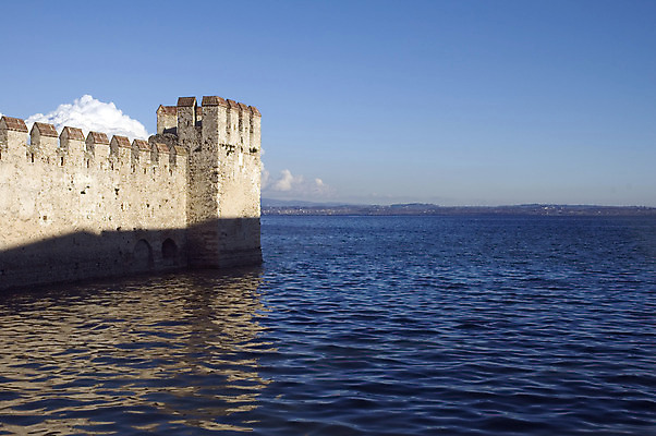 포토 JPG 해외이미지 구름 호수 백그라운드 벽지 하늘 휴가 사람없음 물 힘 고요 성 해외202004 해외포토 자연요소 건축물 파일형식 이미지허브