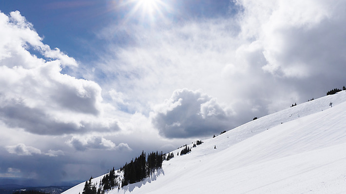 포토 JPG 해외이미지 계절 스포츠 여행 겨울 자연 하늘 휴가 스키 산 파노라마 풍경 경사 사람없음 야외 파란색 평화 냉동 얼음 침묵 추위 흰색 스노우보드 가루 고도 휴양지 선로 절정 눈내림 해외202004 해외포토 자연요소 컬러 컨셉 겨울스포츠 눈_날씨 촬영기법 소리 장소 보드_스포츠 생태계 파일형식 이미지허브