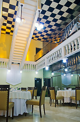 포토 JPG 해외이미지 의자 난간 탁자 전등 조명 바닥 실내 사람없음 내부 반사 계단 천장 해외202004 해외포토 가구 파일형식 이미지허브