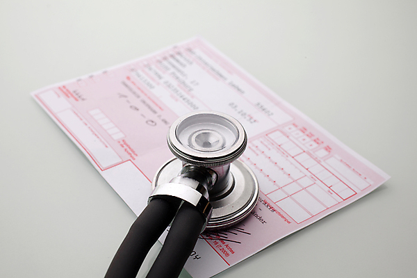 포토 JPG 해외이미지 스튜디오촬영 직업 남자 종이 지폐 돈 청진기 독일 병원 사람 사람없음 금융 약 건강관리 장비 저축 의사 유로 흰색 재산 질병 흰배경 작업도구 처방 고립 스테인레스 수수료 해외202004 해외포토 유럽 컬러 백그라운드 의학 의료기기 실내 건강 관리 경제 의료진 도구 요금 파일형식 이미지허브