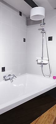 포토 JPG 해외이미지 디자인 꽃 가구 창문 호텔 부동산 새로움 아파트 주택 통 사람없음 내부 건물 목재 장식 수건 희망 목욕 욕실 고급 우아함 수리 큼 디자이너 계산대 캐비닛 타일 싱크대 수도꼭지 콘도 변기통 샤워실 리모델링 유아독존 안락 해외202004 해외포토 나무 식물 직업 건축물 감정 생활용품 컨셉 재료 숙소 위생용품 청결 재산 크기 사물함 개수대 샤워시설 파일형식 이미지허브