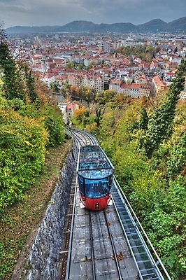 포토 JPG 해외이미지 나무 외관 벽 여행 겨울 교통시설 모션 미래 파노라마 사람없음 야외 건물 빨간색 강 햇빛 도시 오스트리아 언덕 일반 선로 철강 해외202004 해외포토 식물 건축물 계절 유럽 컬러 교통 컨셉 촬영기법 태양 시설 파일형식 이미지허브