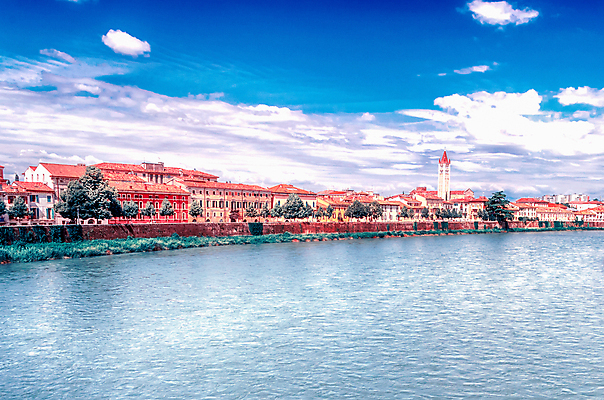 포토 JPG 해외이미지 유럽 여행 건축양식 파노라마 풍경 사람없음 건물 물 강 도시풍경 탑 고요 이탈리아 도시 역사 엽서 강렬 베로나 해외202004 해외포토 자연요소 건축물 건축 나라 촬영기법 편지 파일형식 이미지허브