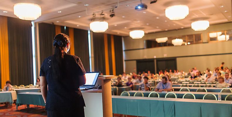 포토 JPG 해외이미지 여자 실내 여러명 상반신 성인 뒷모습 군중 강의 강당 단상 성인만 해외202004 해외포토 뷰포인트 다수 사람 내부 파일형식 이미지허브