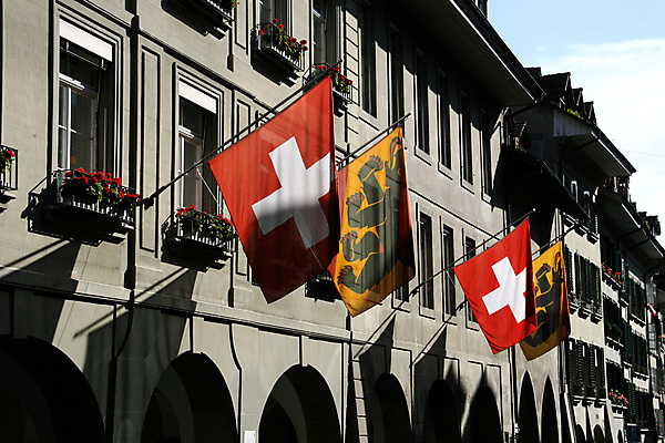 포토 JPG 해외이미지 유럽 건축양식 거리 아파트 사람없음 건물 여름 수확 깃발 도시 스위스 통로 아치 타운 베른 옛날 전국 줄서기 해외202004 해외포토 건축물 계절 건축 나라 농업 모션 주택 파일형식 이미지허브