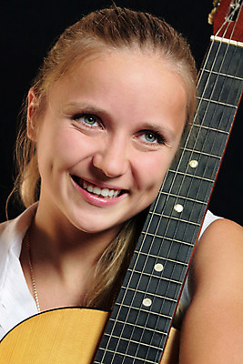 포토 JPG 해외이미지 백인 1 라이프스타일 응시 여자 얼굴 줄 음악 노래 한명 미소 사람 취미 목재 10대 청춘 금발 소리 연주자 음악가 흰색 기구 기타 화려 플러그 예술가 기타리스트 고립 뮤지컬 사춘기 팝 해외202004 해외포토 서양인 나무 직업 헤어스타일 시선 컬러 컨셉 재료 청소년 현악기 문화예술 표정 생활 신체부위 파일형식 이미지허브