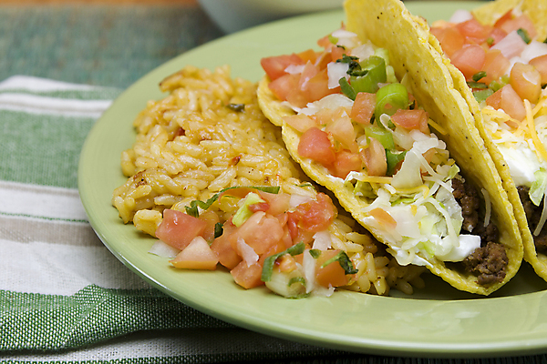 포토 JPG 해외이미지 접시 음식 토마토 양파 치즈 사람없음 초록색 식사 저녁식사 소고기 껍질 신선 상추 크림 준비 타코 살사댄스 해외202004 해외포토 식기 컬러 채소 유제품 육류 춤 파일형식 이미지허브