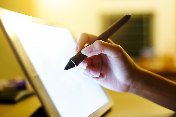 포토 JPG 해외이미지 손 들기 아웃포커스 신체부위 태블릿 그리기 태블릿펜 해외202004 해외포토 모션 촬영기법 사람 전자제품 스마트기기 펜 파일형식 이미지허브