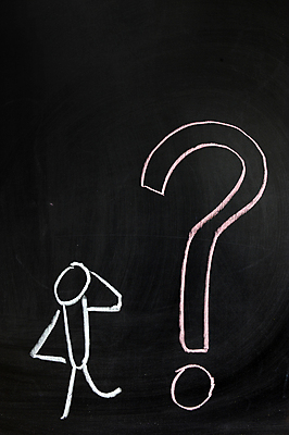 포토 JPG 해외이미지 컨셉 아이디어 사람 사람없음 검은색 칠판 물음표 기록 질문 만화 편지 심볼 흔적 사인 그림 분필 문제 구두점 대본 필기체 해외202004 해외포토 문자 기호 컬러 초크 구두상점 파일형식 이미지허브