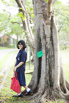 포토 JPG 해외이미지 나무 옷 공원 여자 행복 감정 길 여행 잎 가방 태국 자연 휴식 한명 서기 미소 동양인 야외 여름 치마 여행가방 자유 수확 가을 잡기 혼자 해외202004 해외포토 식물 1 잡화 계절 공공시설 아시아 컨셉 농업 모션 하의 표정 사람 인종 생태계 파일형식 이미지허브