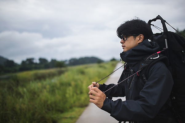 포토 JPG 주간 남자 길 맨라이프 여행 배낭 한명 서기 상반신 20대 성인 야외 옆모습 제주도 캠핑 한국인 백패커 성인남자한명만 욜로라이프 국내포토 자연요소 1 라이프스타일 뷰포인트 가방 모션 레저 한국 사람 동양인 청년 남자한명만 성인남자만 파일형식
