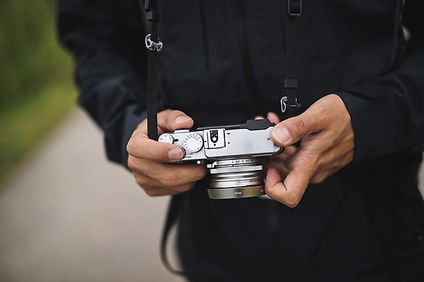 포토 JPG 주간 남자 맨라이프 여행 한명 서기 들기 상반신 20대 성인 야외 앞모습 제주도 카메라 캠핑 한국인 백패커 성인남자한명만 욜로라이프 국내포토 자연요소 1 라이프스타일 뷰포인트 모션 레저 한국 사람 동양인 청년 전자제품 남자한명만 성인남자만 파일형식