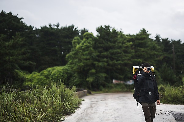 포토 JPG 주간 남자 맨라이프 여행 배낭 거리 한명 서기 상반신 20대 성인 야외 앞모습 제주도 카메라 사진촬영 캠핑 한국인 백패커 성인남자한명만 욜로라이프 국내포토 자연요소 1 라이프스타일 뷰포인트 가방 모션 레저 한국 사람 동양인 청년 전자제품 촬영 남자한명만 성인남자만 파일형식