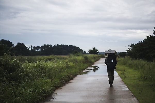 포토 JPG 주간 전신 남자 길 맨라이프 여행 배낭 한명 서기 20대 성인 야외 뒷모습 제주도 걷기 캠핑 한국인 백패커 성인남자한명만 욜로라이프 국내포토 자연요소 1 라이프스타일 뷰포인트 가방 모션 레저 한국 사람 동양인 청년 남자한명만 성인남자만 파일형식