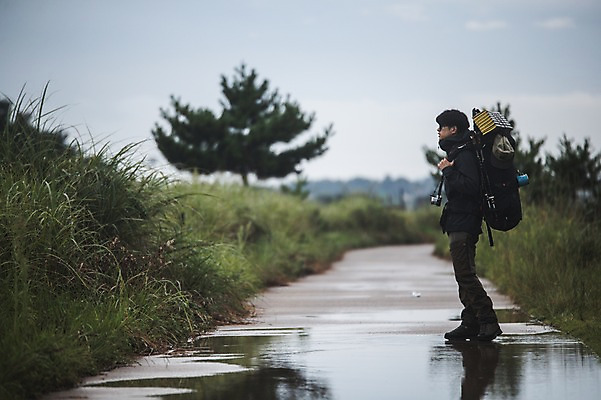 포토 JPG 주간 전신 남자 길 맨라이프 여행 배낭 한명 서기 20대 성인 야외 옆모습 제주도 캠핑 한국인 웅덩이 백패커 성인남자한명만 욜로라이프 국내포토 자연요소 1 라이프스타일 뷰포인트 가방 모션 레저 한국 사람 동양인 청년 남자한명만 성인남자만 파일형식
