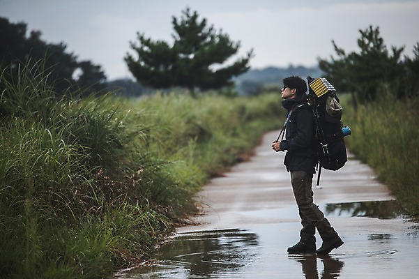 포토 JPG 주간 전신 남자 길 맨라이프 여행 배낭 한명 서기 20대 성인 야외 옆모습 제주도 캠핑 한국인 웅덩이 백패커 안식처 성인남자한명만 욜로라이프 국내포토 자연요소 1 라이프스타일 뷰포인트 가방 모션 레저 휴식 한국 사람 동양인 청년 남자한명만 성인남자만 파일형식