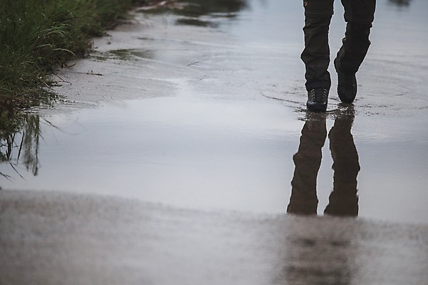 포토 JPG 주간 남자 길 맨라이프 여행 배낭 한명 20대 성인 야외 제주도 걷기 캠핑 한국인 하반신 다리 웅덩이 백패커 성인남자한명만 욜로라이프 국내포토 자연요소 1 라이프스타일 가방 모션 레저 한국 사람 동양인 청년 신체부위 남자한명만 성인남자만 파일형식